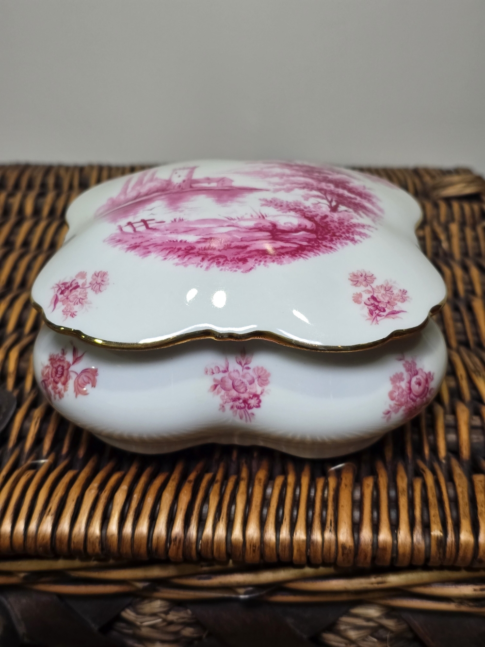 Limoges White Porcelain Trinket Box with Pink Transfer Scene - Picture 2 of 8